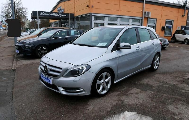 Gebraucht Mercedes B200 Sport 156 PS (114 kW) 2014 Silber Kleinwagen