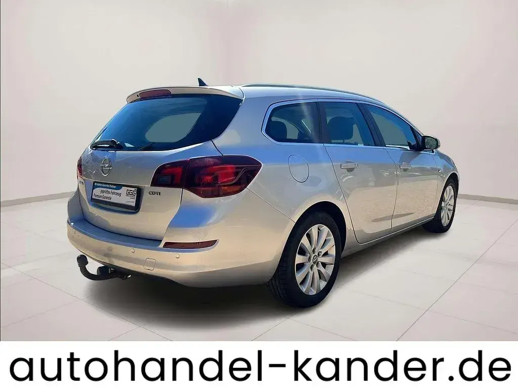 Używany Opel Astra Innovation 110 KM (80 kW) 2011 Szary Sedan/Limuzyna