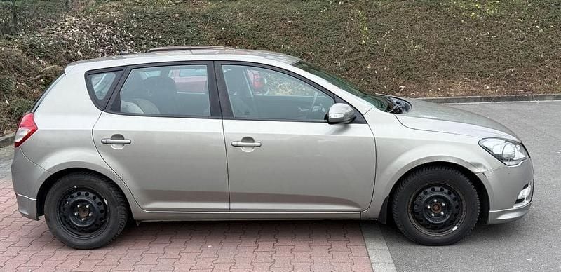 Gebraucht Kia Ceed Spirit 128 PS (94 kW) 2012 Kleinwagen