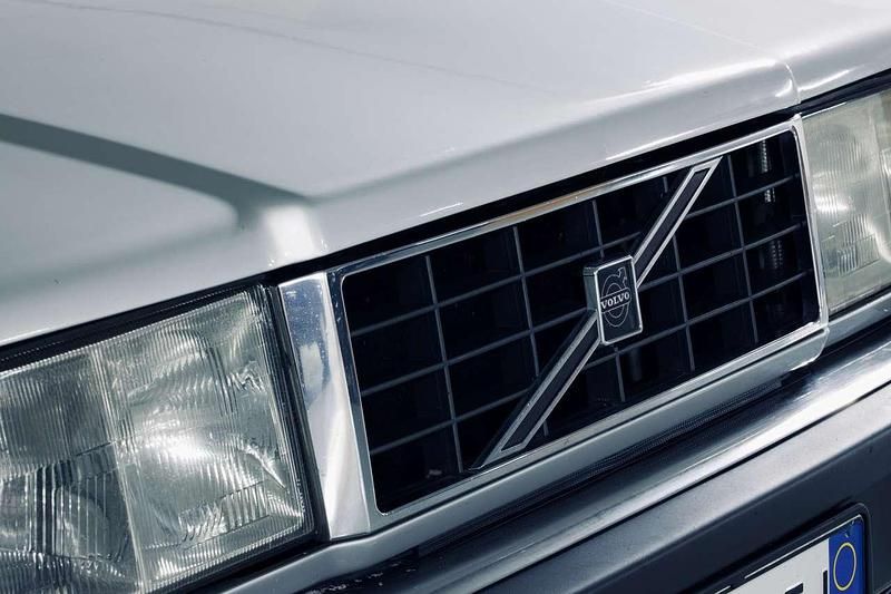 Second-hand Volvo 780 124 CP (91 kW) 1987 Argintiu Coupe