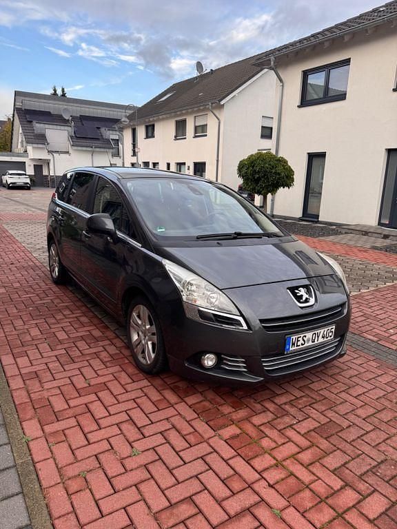 Grau Gebraucht 2009 Peugeot 5008 Premium Van / Kleinbus | 5.490 € (Etwas zu teuer) - Bild 1/4