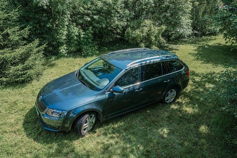 Grau Gebraucht 2015 Skoda Octavia Kombi | 11.900 € (Fairer Preis) - Bild 1/4