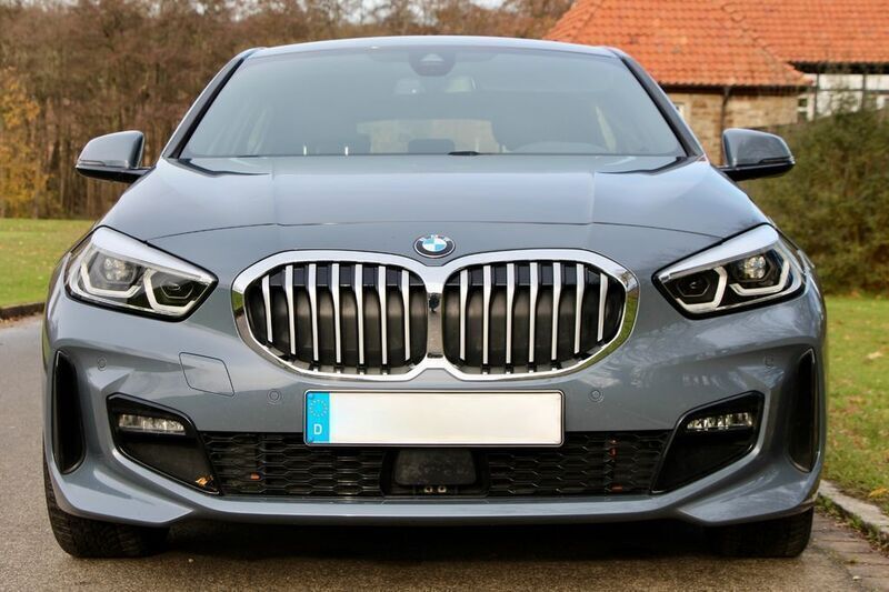 Grau Gebraucht 2023 BMW 118 M Sport Kleinwagen | 27.550 € (Fairer Preis) - Bild 1/4