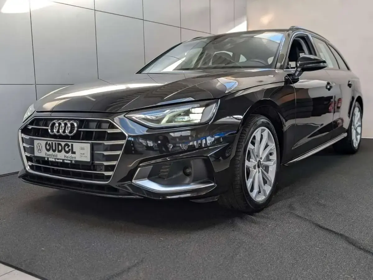 Używany Audi A4 Advanced 204 KM (150 kW) 2023 Czarny Kombi