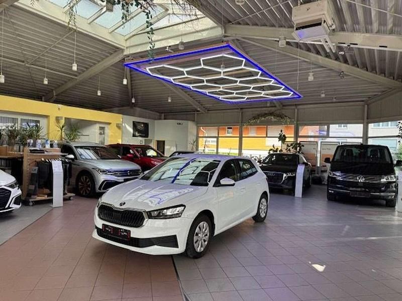 Bila moon/moon white Gebraucht 2022 Skoda Fabia Ambition Kleinwagen | 18.250 € (Fairer Preis) - Bild 1/4