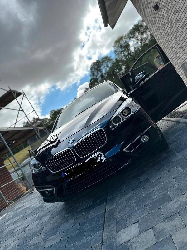 Schwarz Gebraucht 2015 BMW 220 Gran Tourer Van / Kleinbus | 16.900 € (Teuer) - Bild 1/4