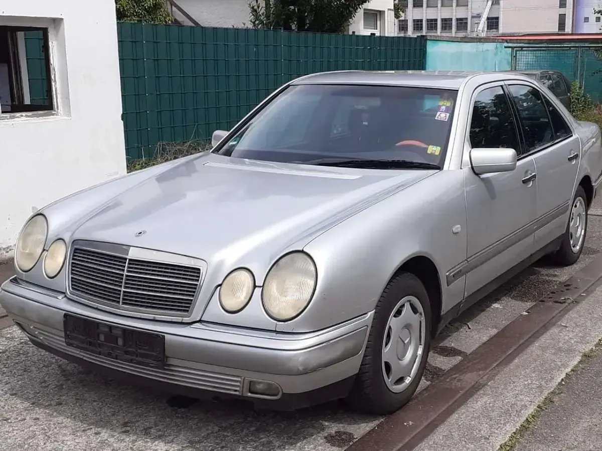 Gebraucht Mercedes E230 Elegance 150 PS (110 kW) 1996 Silber Limousine