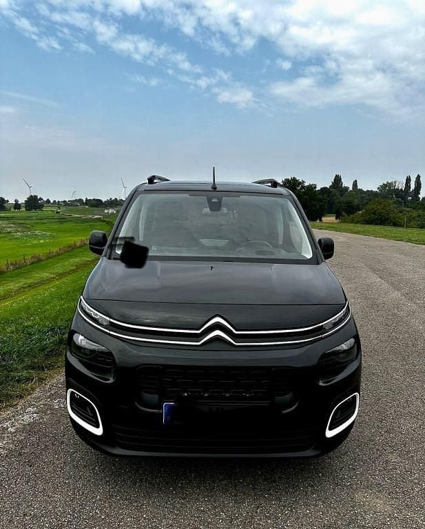Schwarz Gebraucht 2021 Citroën Berlingo Shine Van / Kleinbus | 22.990 € (Guter Preis) - Bild 1/4