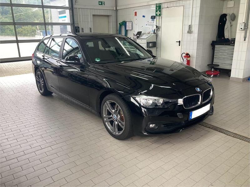 Schwarz Gebraucht 2017 BMW 320 Kombi | 15.231 € (Teuer) - Bild 1/4