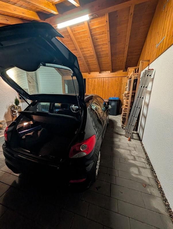 Gebraucht Peugeot 206 60 PS (44 kW) 2011 Schwarz Limousine