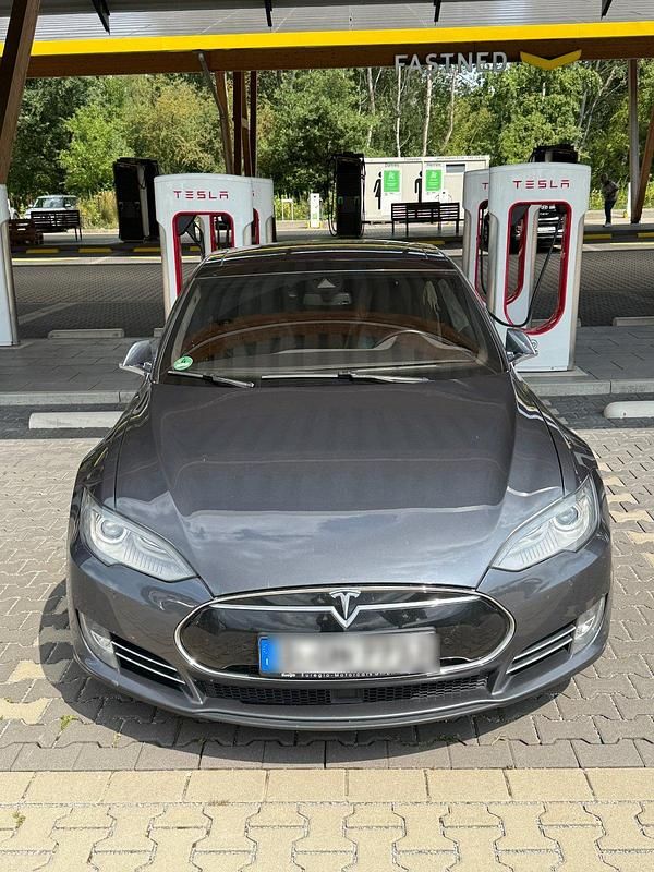 Grau Gebraucht 2015 Tesla Model S Performance Limousine | 32.955 € (Fairer Preis) - Bild 1/4