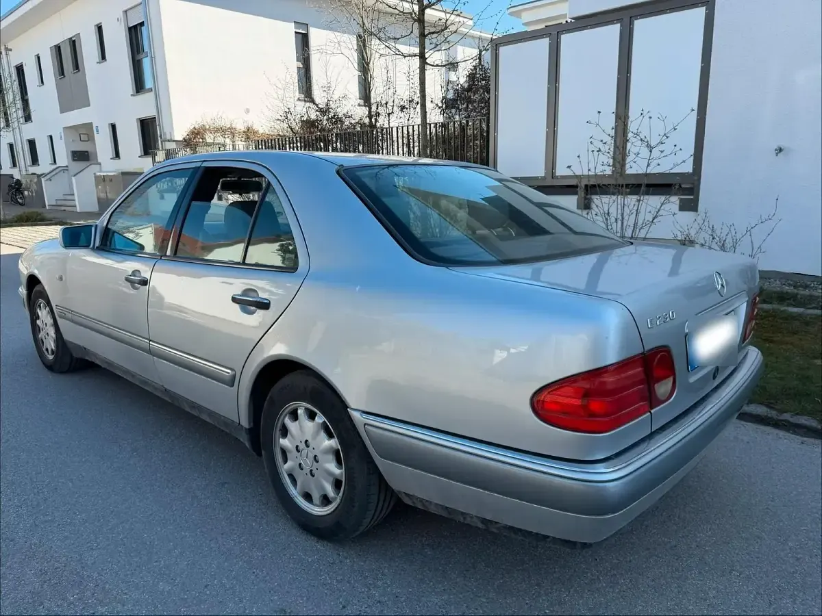 Second-hand Mercedes E230 150 CP (110 kW) 1995 Argintiu Berlinǎ