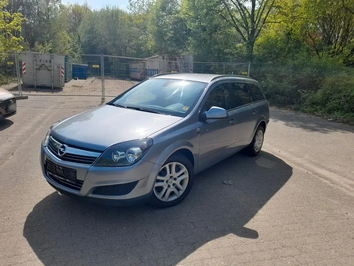 Używany Opel Astra 90 KM (66 kW) 2010 Srebrny Kombi