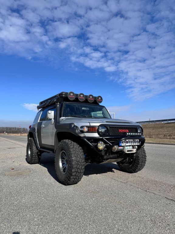 Silber Gebraucht 2007 Toyota FJ SUV | 39.000 € - Bild 1/4