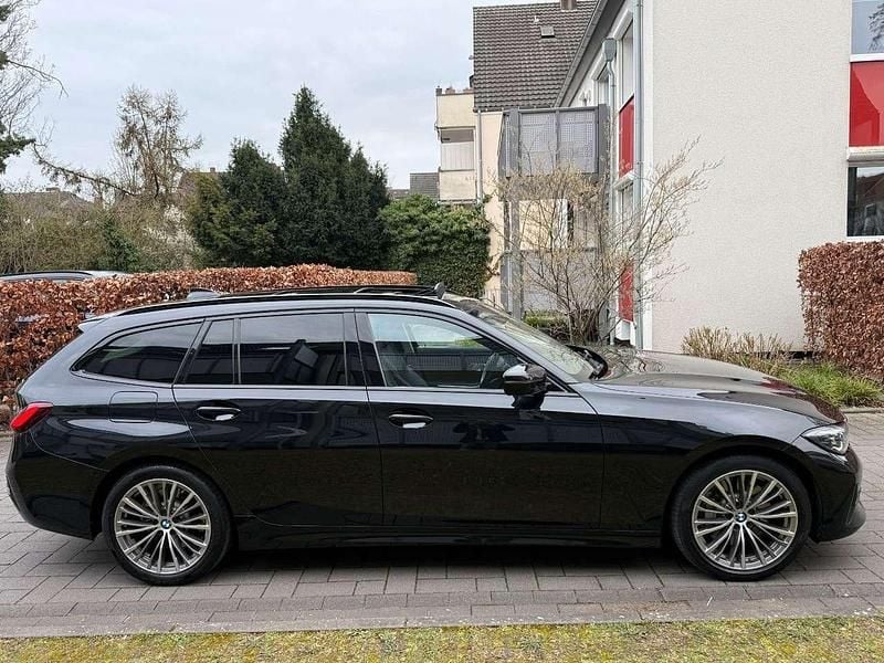 Gebraucht BMW 330 M Sport 286 PS (210 kW) 2021 Black sapphire metallic Kombi