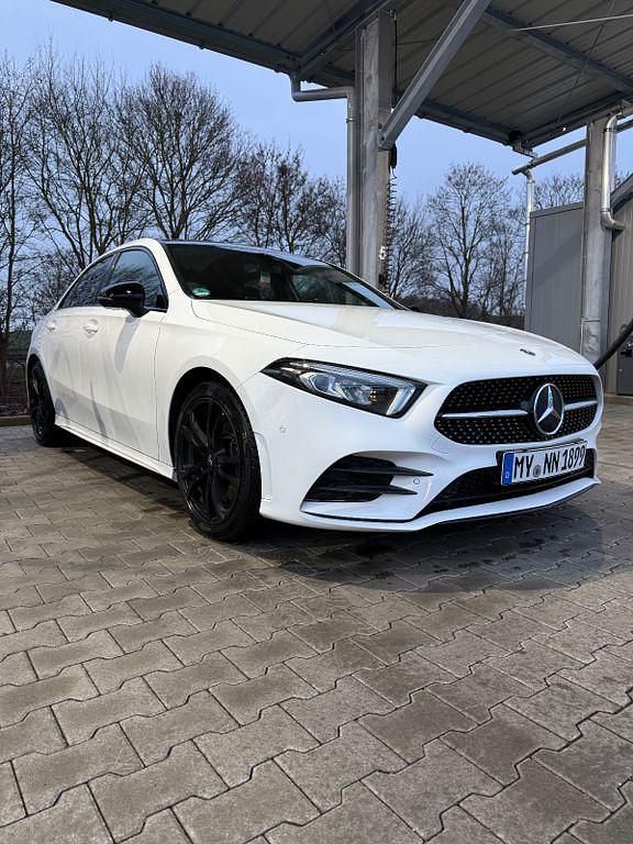 Weiß Gebraucht 2019 Mercedes A250 AMG line Limousine | 25.000 € (Guter Preis) - Bild 1/4