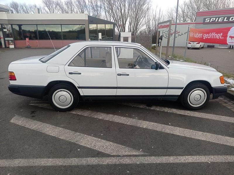 Gebraucht Mercedes 200 72 PS (52 kW) 1988 Limousine