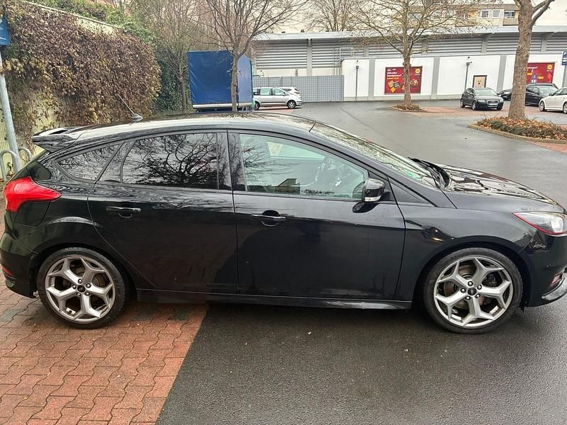Gebraucht Ford Focus ST 186 PS (136 kW) 2017 Schwarz Limousine