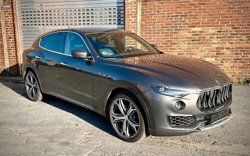 Grau Gebraucht 2018 Maserati Levante SUV | 39.990 € (Fairer Preis) - Bild 1/4