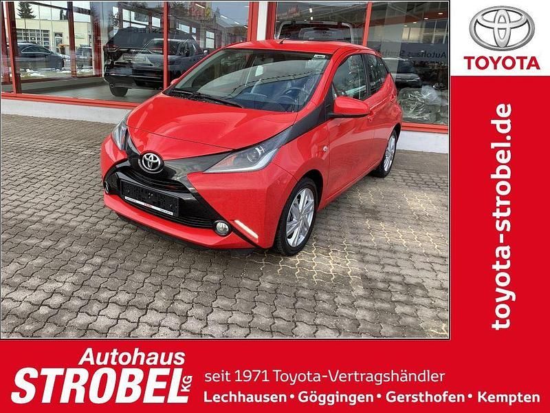 Rot Gebraucht 2016 Toyota Aygo X-play Kleinwagen | 9.390 € (Superpreis) - Bild 1/4