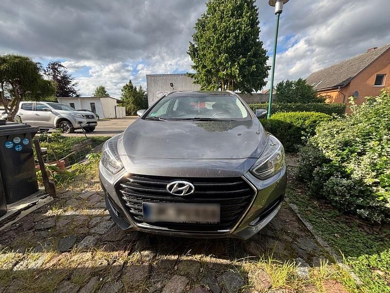 Gebraucht Hyundai i40 Classic 116 PS (85 kW) 2016 Grau Kombi