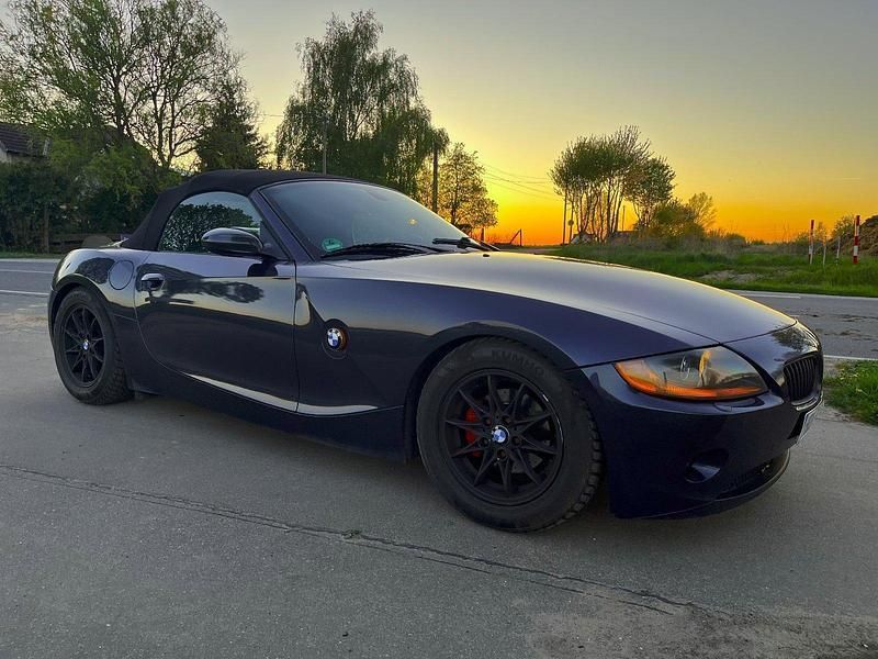 Blau Gebraucht 2004 BMW Z4 Cabrio | 10.950 € - Bild 1/4