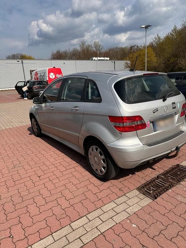 Gebraucht Mercedes B180 109 PS (80 kW) 2009 Silber Van / Kleinbus