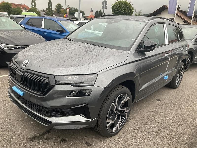 Graphite grau metallic Neu 2025 Skoda Karoq SportLine SUV | 40.495 € (Guter Preis) - Bild 1/3