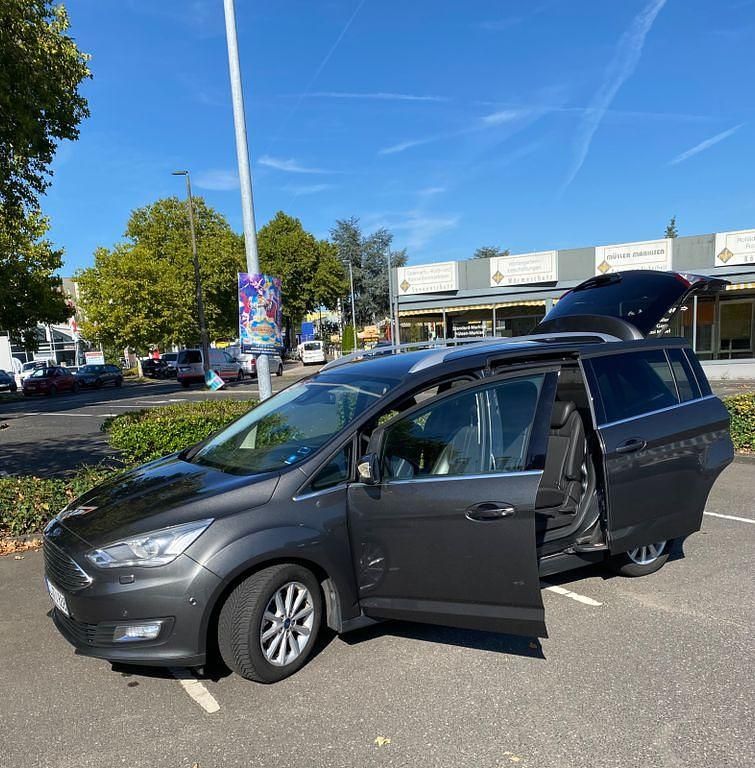 Grau Gebraucht 2017 Ford Grand C-Max Van / Kleinbus | 12.100 € (Guter Preis) - Bild 1/4