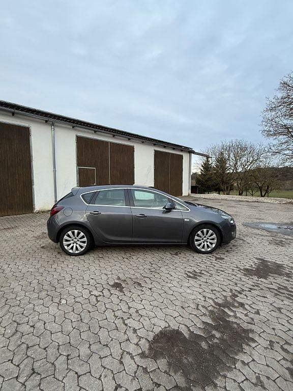 Gebraucht Opel Astra Cosmo 179 PS (131 kW) 2010 Schwarz Limousine