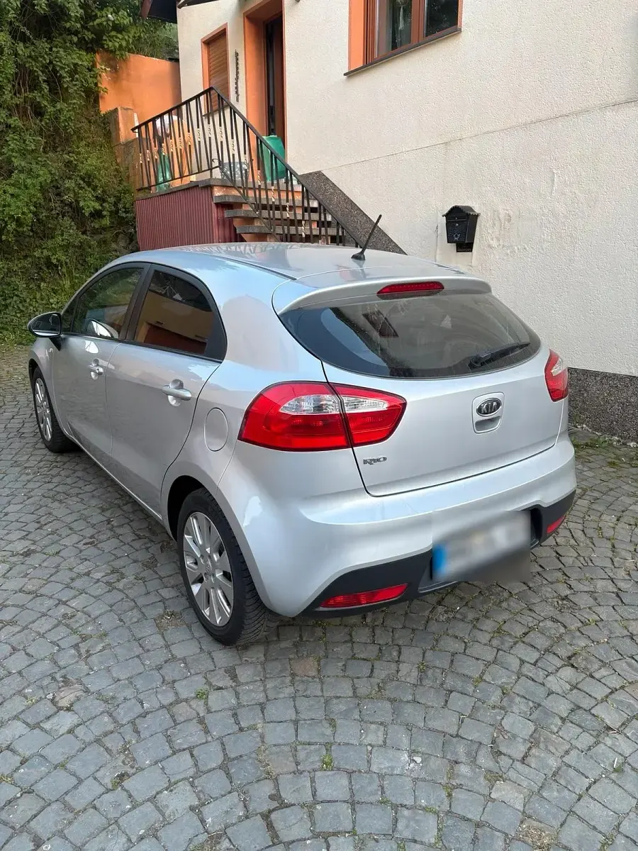 Gebraucht Kia Rio 109 PS (80 kW) 2012 Silber Kleinwagen