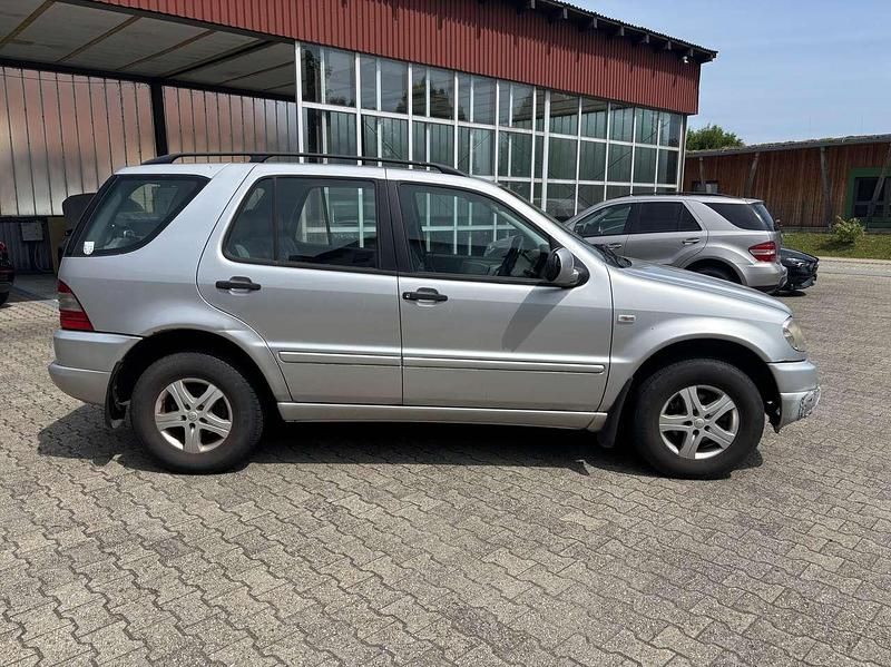 Iridiumsilber Gebraucht 1999 Mercedes ML270 SUV | 3.000 € - Bild 1/4
