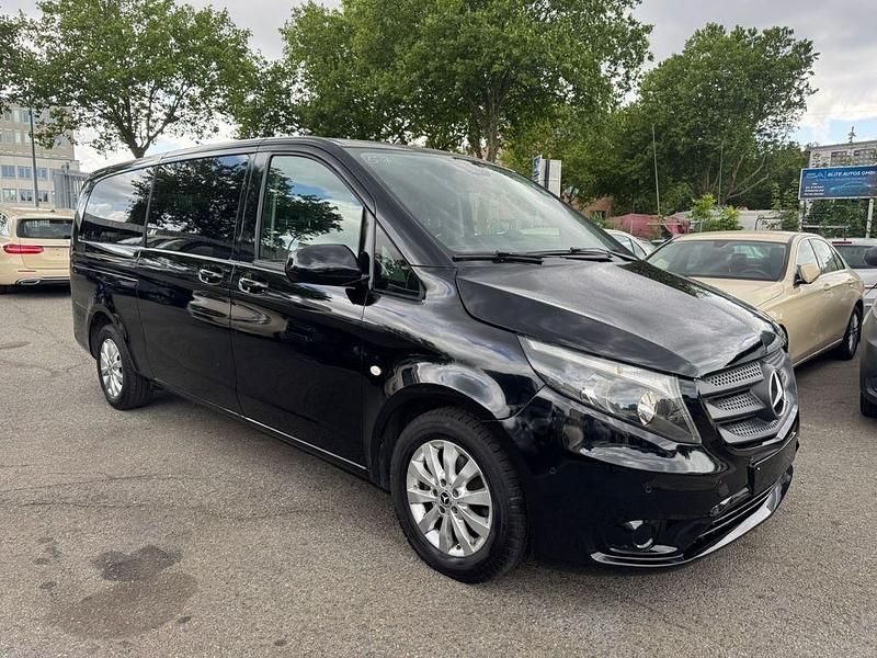 Schwarz Gebraucht 2019 Mercedes Vito Van / Kleinbus | 16.350 € (Teuer) - Bild 1/4