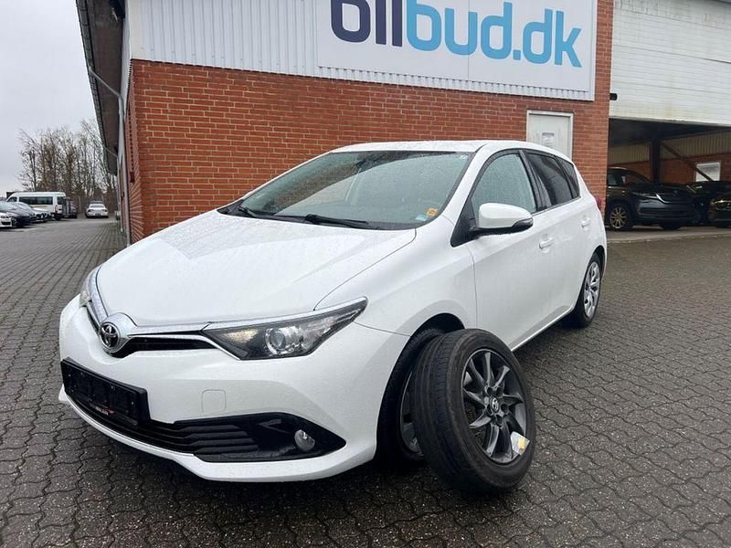 Weiß Gebraucht 2016 Toyota Auris Comfort Limousine | 7.700 € (Guter Preis) - Bild 1/4