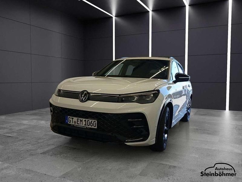 Pure white (weiß) Gebraucht 2024 VW Tiguan R-line SUV | 42.440 € (Fairer Preis) - Bild 1/4