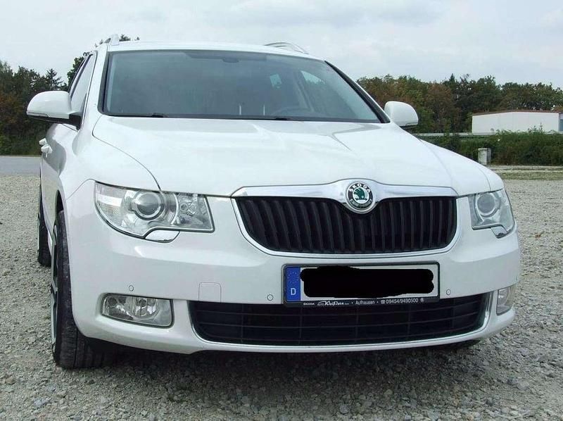 Weiß Gebraucht 2012 Skoda Superb Elegance Kombi | 10.250 € (Fairer Preis) - Bild 1/4