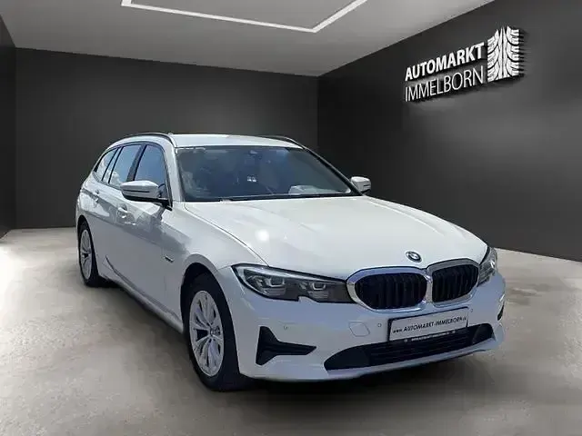 Gebraucht BMW 320e Advantage 204 PS (150 kW) 2021 Weiß Kombi