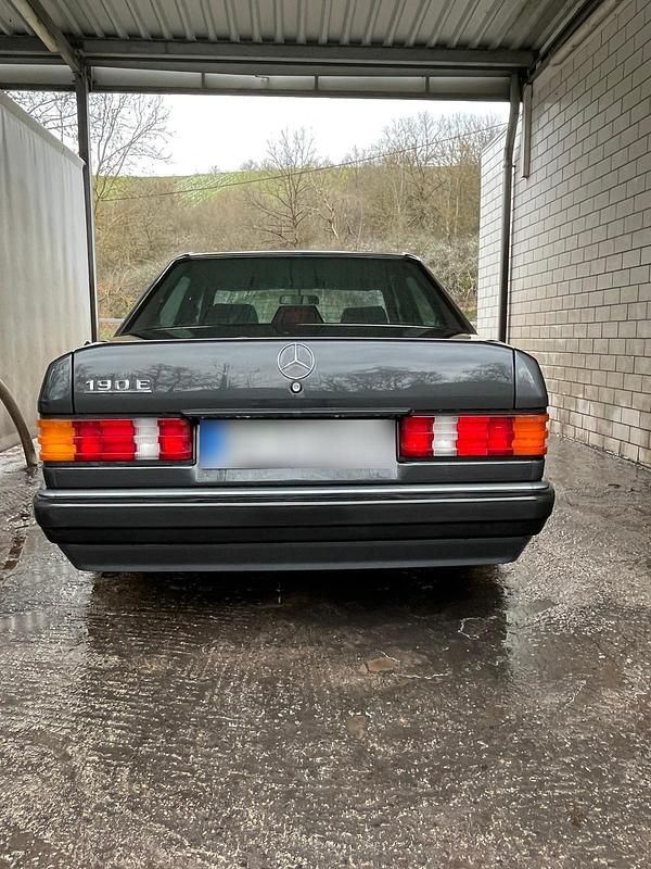 Gebraucht Mercedes 190 122 PS (89 kW) 1990 Grau Limousine