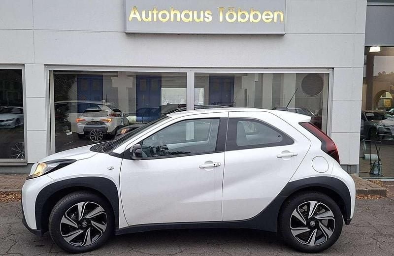 Weiß Gebraucht 2023 Toyota Aygo Play Kleinwagen | 16.990 € (Fairer Preis) - Bild 1/4