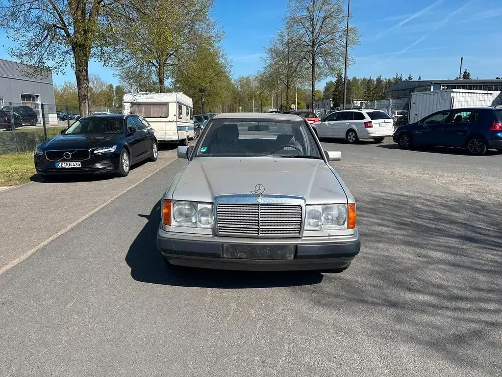 Używany Mercedes E300 179 KM (131 kW) 1990 Srebrny Sedan/Limuzyna