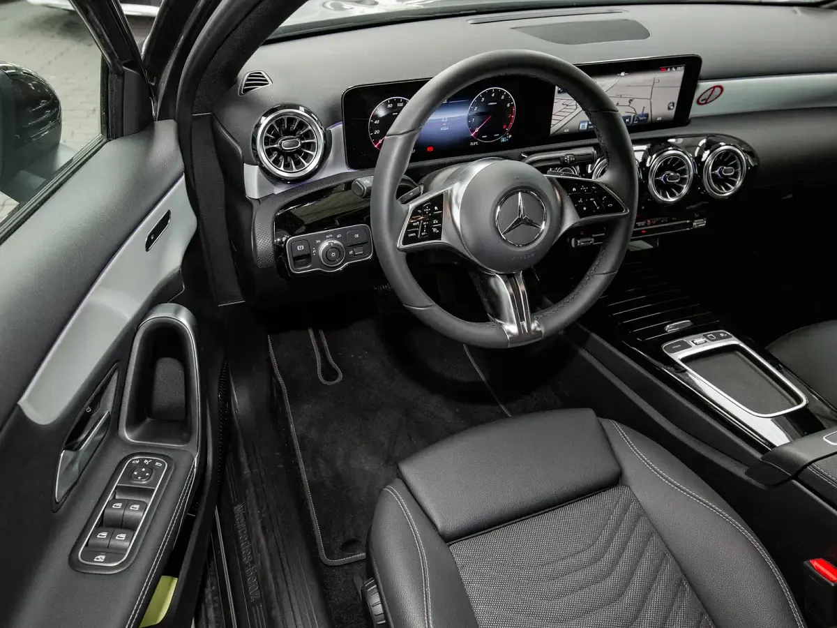 Gebraucht Mercedes A180 Progressive 136 PS (100 kW) 2026 Metalliclack mountaingrau Limousine