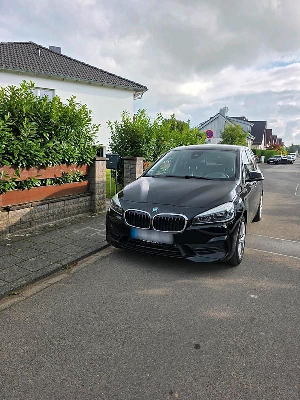Schwarz Gebraucht 2020 BMW 220 Gran Tourer Van / Kleinbus | 16.495 € (Fairer Preis) - Bild 1/4