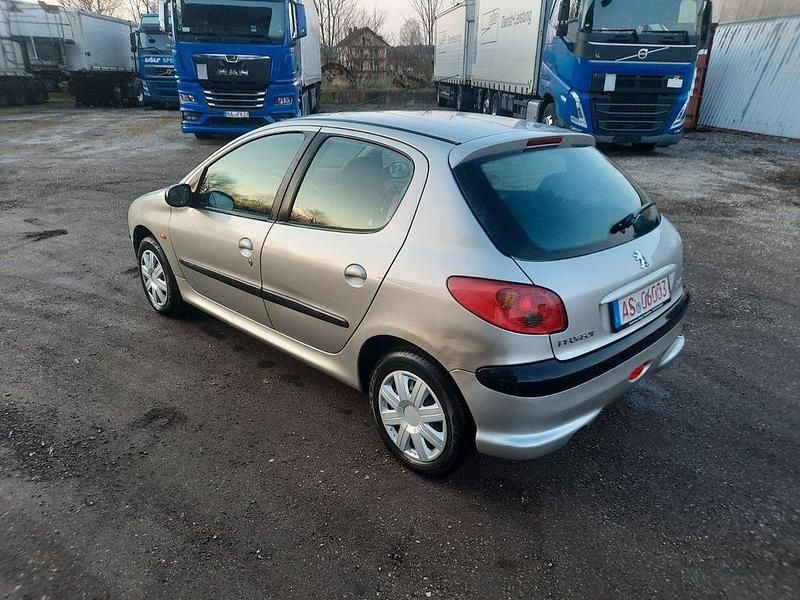 Gebraucht Peugeot 206 75 PS (55 kW) 2004 Silber Limousine