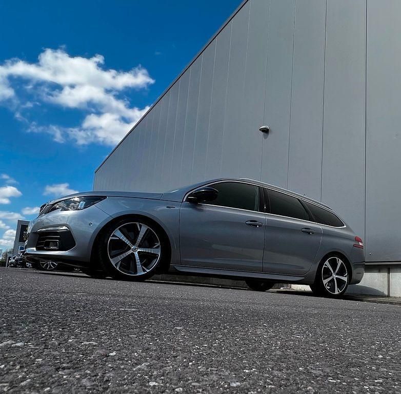 Grau Gebraucht 2018 Peugeot 308 GT Kombi | 12.300 € (Fairer Preis) - Bild 1/4