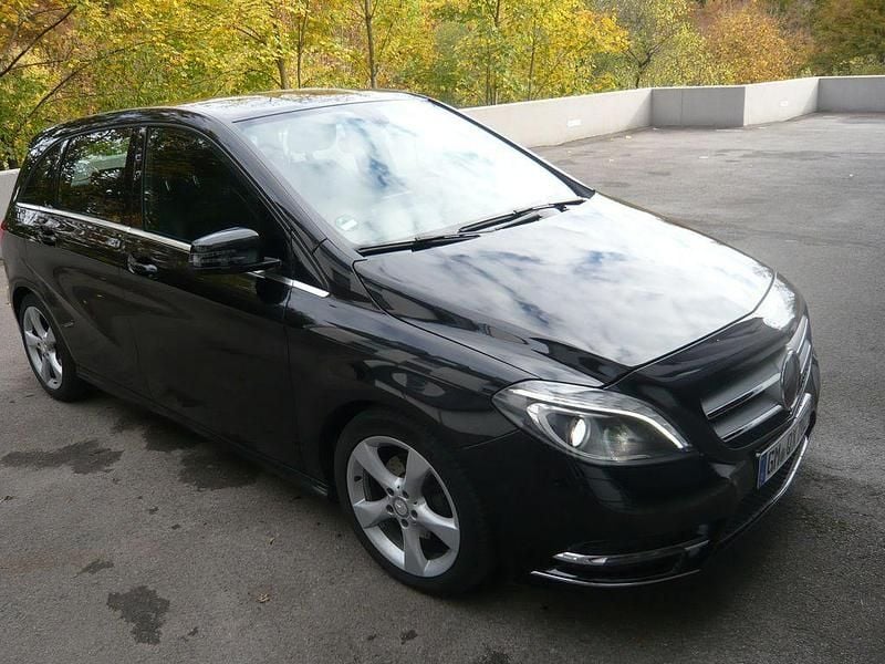 Schwarz Gebraucht 2013 Mercedes B180 Van / Kleinbus | 11.600 € (Fairer Preis) - Bild 1/4