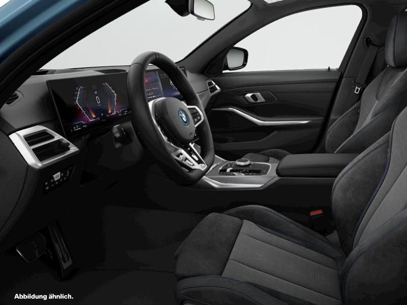 Blau Gebraucht 2024 BMW 330e Kombi | 53.683 € - Bild 1/1