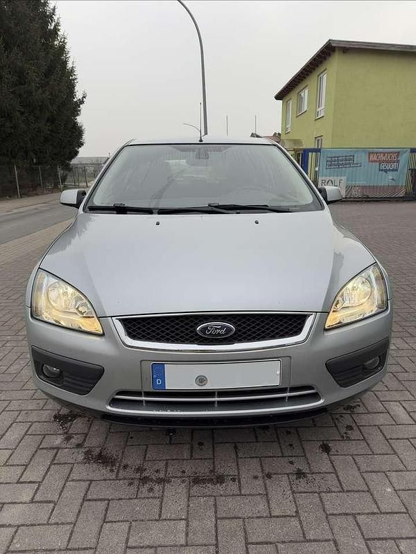 Gebraucht Ford Focus Ghia 116 PS (85 kW) 2005 Silber Limousine