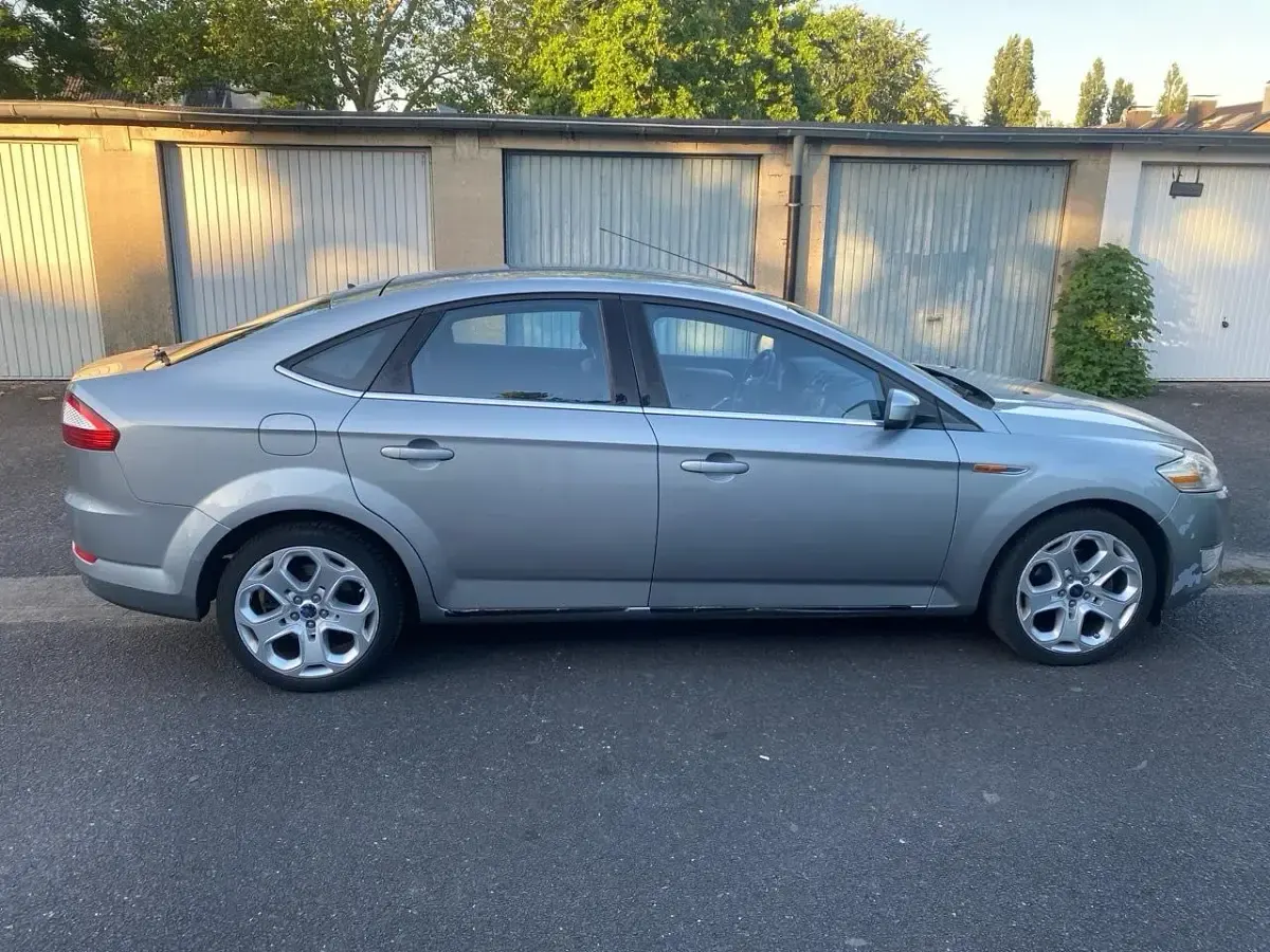 Gebraucht Ford Mondeo 160 PS (117 kW) 2009 Silber Limousine