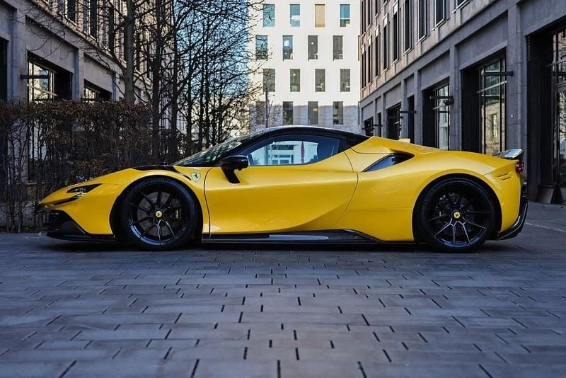 Nouă Ferrari SF90 999 CP (734 kW) 2026 Galben Cabrio
