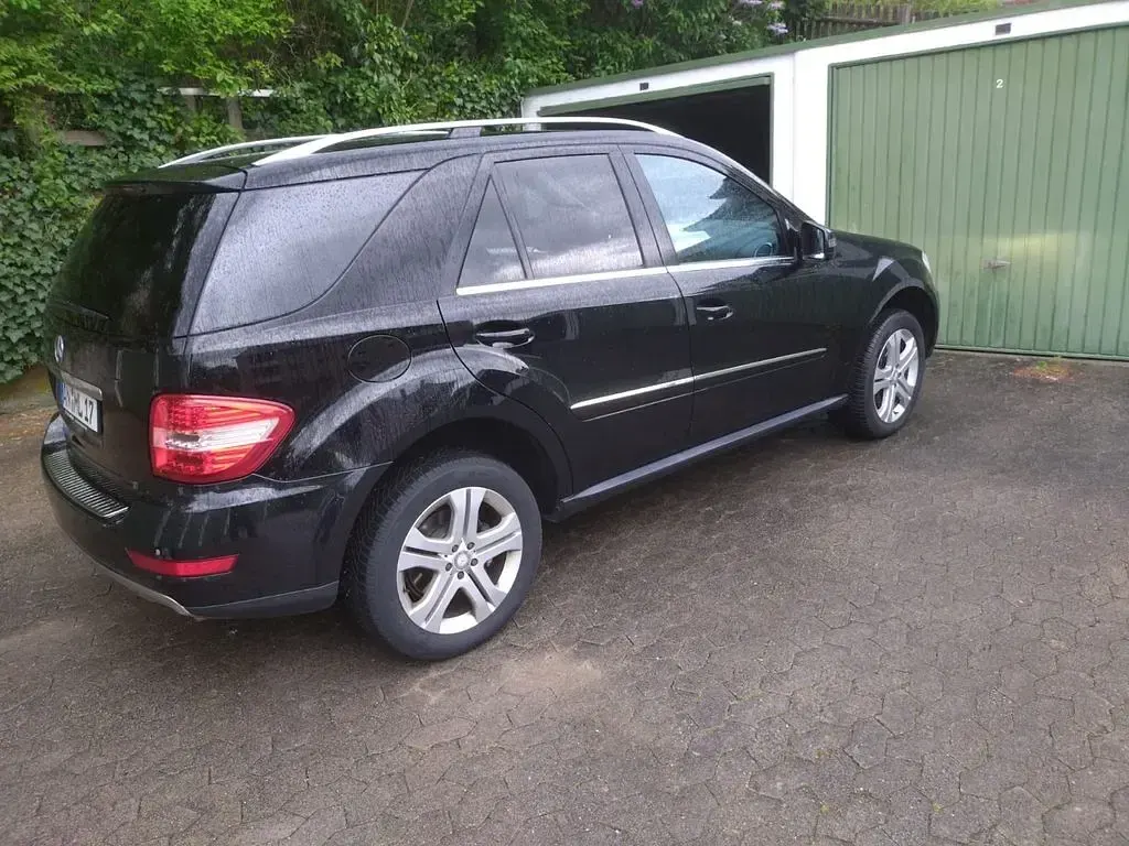 Gebraucht Mercedes ML350 231 PS (169 kW) 2010 Schwarz SUV